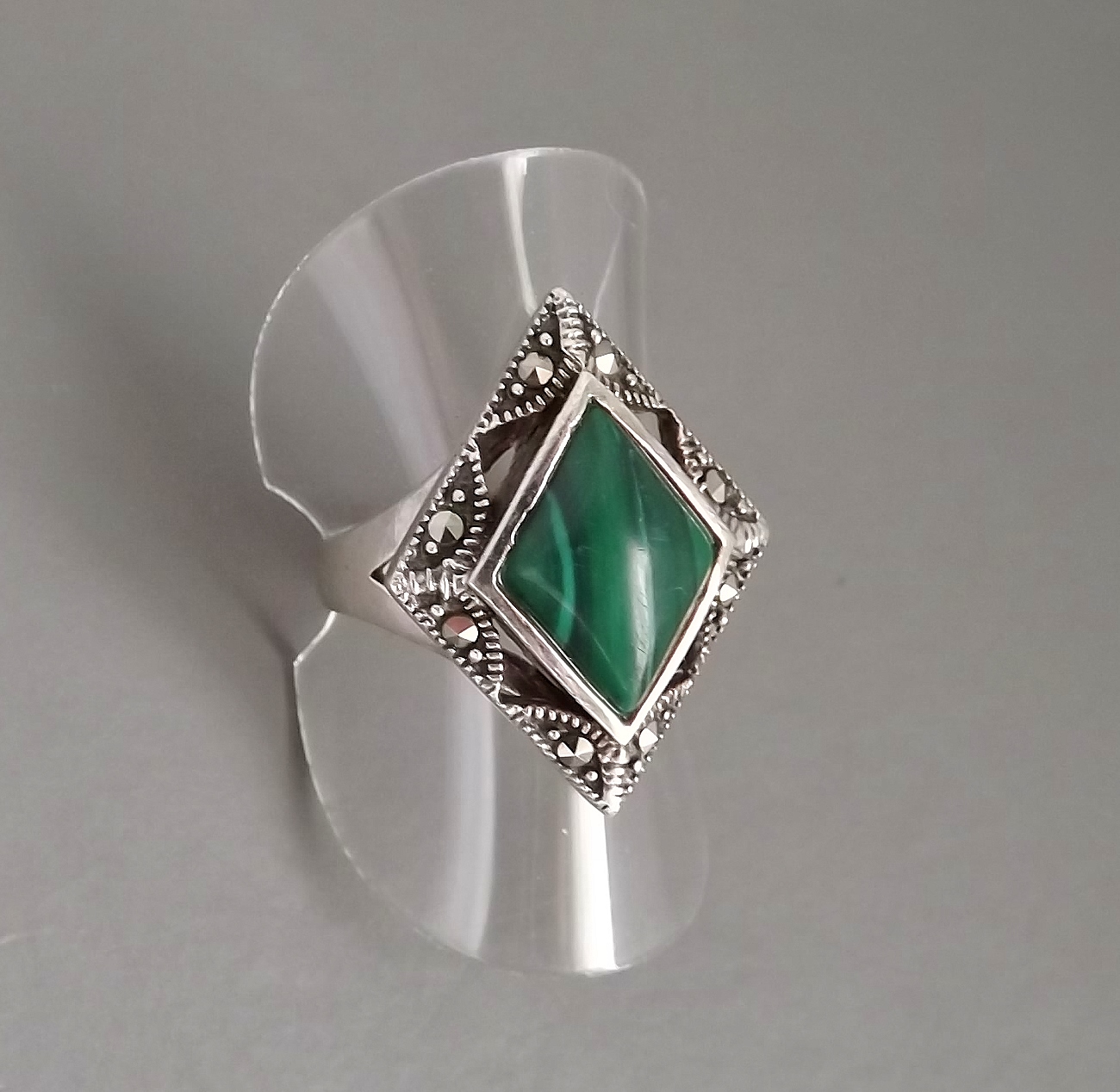 VINTAGE GREEN 'faux' MALACHITE GLASS OVAL RING CHUNKY COSTUME JERELRY 