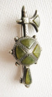 Antique Victorian Scottish agate brooch jewelry axe silver
