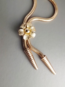 vintage 80s gold tone snake chain flower necklace drop daggers (3)